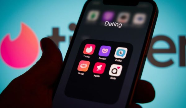 Secuestrados en la primera cita: los delincuentes que usan Tinder para atraer a hombres y extorsionarlos