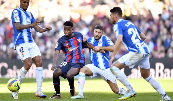 El Barcelona patina en el derbi catalán y comparte la cima con el Real Madrid