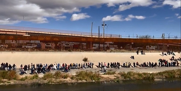 Mayorkas advierte a migrantes: «Están entrando en un terreno muy frágil”