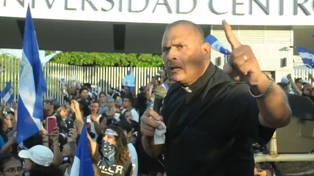 Padre Enrique Martínez Gamboa frente a la UCA, el 30 de mayo de 2018. LA PRENSA/Archivo 