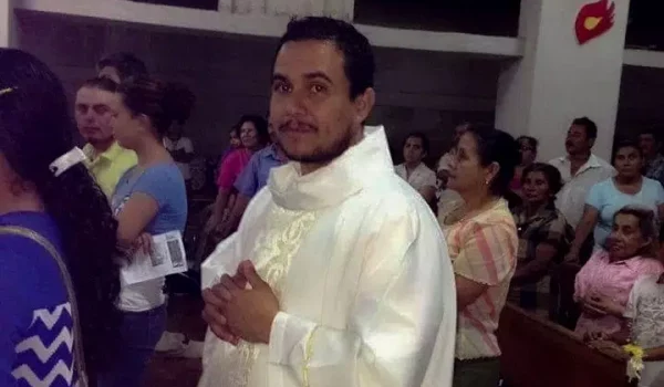Dictadura orteguista declara culpable al sacerdote Óscar Benavidez