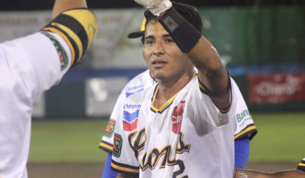 Leones triunfan en extrainning y regresan a la cima en la Liga Profesional