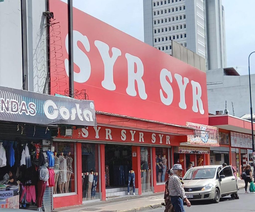Los dueños de 16 de las 22 tiendas de la cadena SYR en Costa Rica han sido denunciados en los tribuales costarricenses, LA PRENSA/ Guanas Noticias.