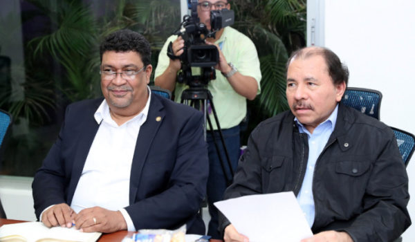 Top diplomat and “key” figure in transnational repression Valdrack Jaentschke sits by Daniel Ortega´s side (right). LA PRENSA/ARCHIVO