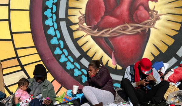 Miles de migrantes en un limbo en la frontera México-Estados Unidos, tras fallo de la Corte Suprema que mantiene vigente el Título 42