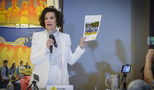 Bianca Jagger apadrina a monseñor Rolando Álvarez y a nueve sacerdotes más