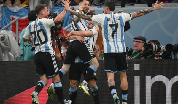 Argentina sufre, pero se impone a Australia y ya está en los cuartos de final donde se medirá a Países Bajos