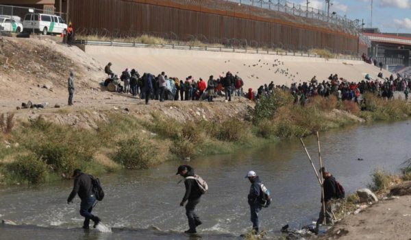 EE. UU. planea reactivar entrevistas a solicitantes de asilo en la frontera con México