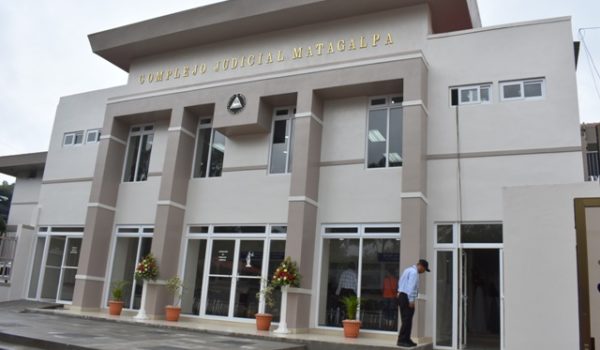 Condenan a 24 años de prisión a profesor que violó a su hijastra