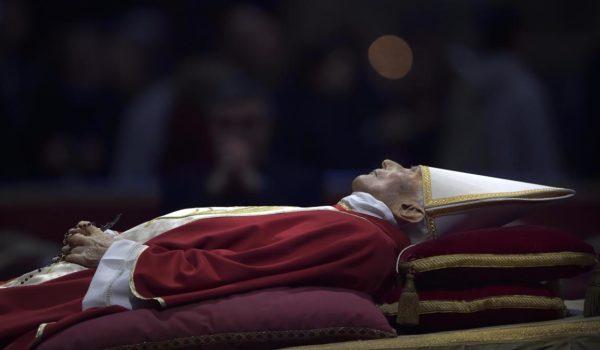 Dictadura se solidariza con el Vaticano por muerte de Benedicto XVI, mientras asfixia a la Iglesia católica local