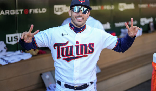 Carlos Correa pasa examen médico y regresa a los Mellizos por seis temporadas