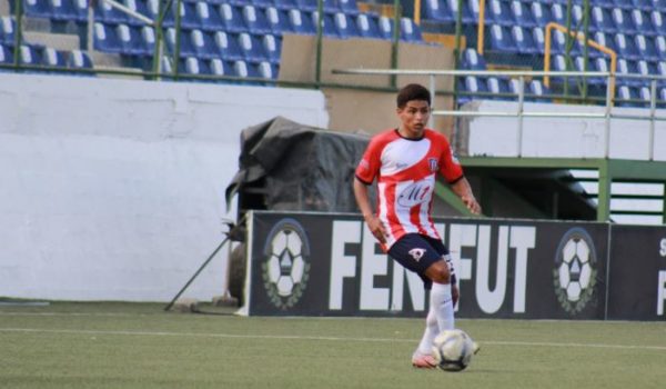Cristopher Rodríguez, el joven que usa el fútbol para curar las heridas familiares