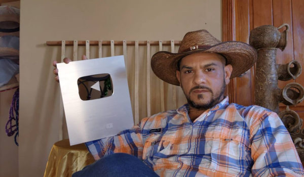 El agrónomo de Camoapa que comenzó haciendo videos por aventura y YouTube le otorgó una placa de plata