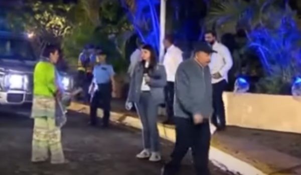 Rosario Murillo abandona a Daniel Ortega en la conmemoración de Roberto Clemente