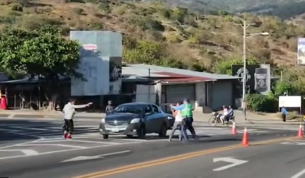 Delincuentes secuestran a mujer policía y la liberan cinco horas después