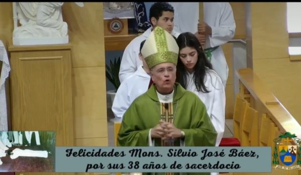 Monseñor Silvio Báez: «Los auténticos líderes no se colocan por encima de la gente»