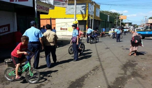 Un hombre mata de una estocada a adolescente en el mercado Oriental