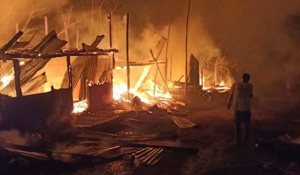 Incendio arrasa con cinco casas en Río Blanco