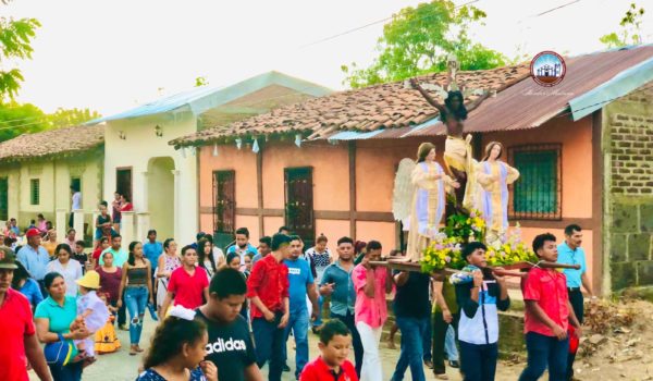 Pese a prohibición de la Policía, devotos de Chinandega celebran procesión del Señor de los Milagros