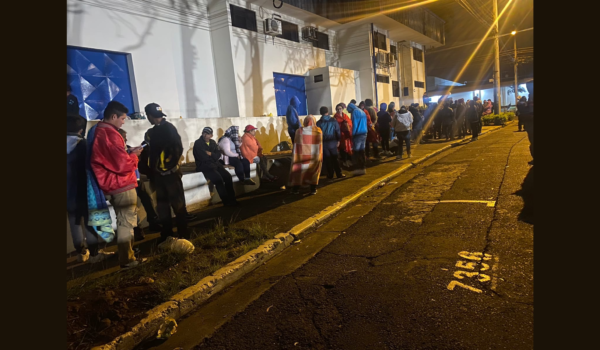 Policía de Migración costarricense prohíbe a migrantes pasar la noche haciendo fila afuera de sus oficinas