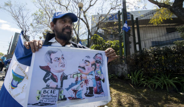 Nicaragüenses en Costa Rica protestan ante al BCIE por dar créditos al dictador Daniel Ortega
