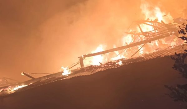 Fuego devora dos casas y un rancho en el centro de Granada