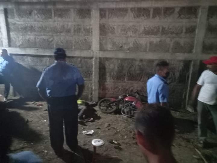 Los cuerpos de las tres victimas mortales quedaron esparcidos frente a la plaza de toros en Tipitapa. LA PRENSA/ Cortesía.