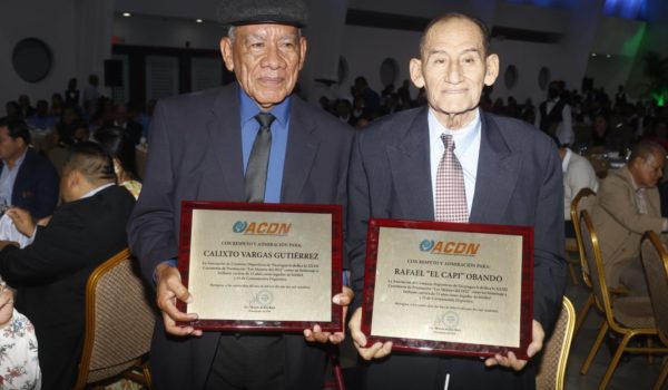 Figuras legendarias del beisbol nacional realzan premiación de la Crónica Deportiva