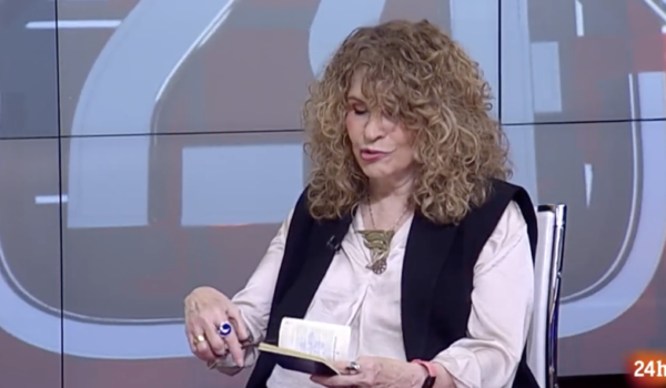 Gioconda Belli rompe su pasaporte: «No voy a dejar de ser quien soy por no tener este documento»