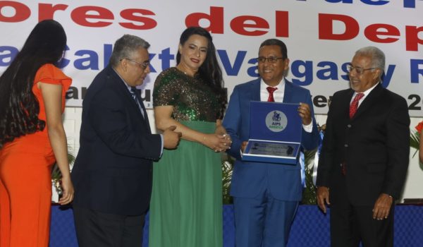 Edgard Rodríguez, de LA PRENSA, recibe reconocimiento periodístico