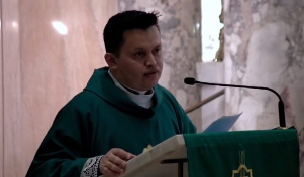 Sacerdote nicaragüense en Chicago pide rezar por la libertad del obispo Rolando Álvarez