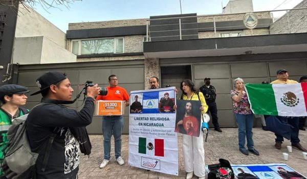 Católicos entregan más de 11 mil firmas a la embajada de Nicaragua en México para exigir la liberación de monseñor Álvarez