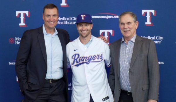 Rangers mandan a descansar a Jacob deGrom como precaución en su primer día de entrenamientos