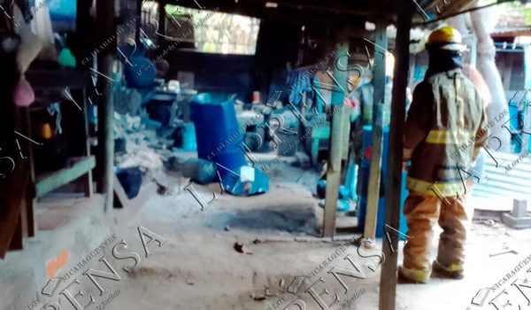 Explosión de barril con residuos inflamables termina con la vida de joven albañil