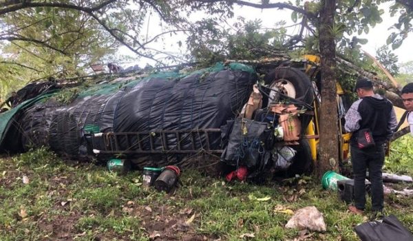 Explosión de llanta causa desgracia vial en Mulukukú. Hombre muere aplastado por bus