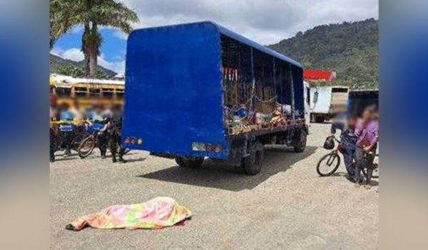 Niño muere al caer de camión repartidor de gaseosas