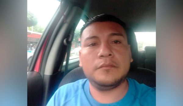 Taxista retrocedió su carro y le pasó encima a pasajera para matarla