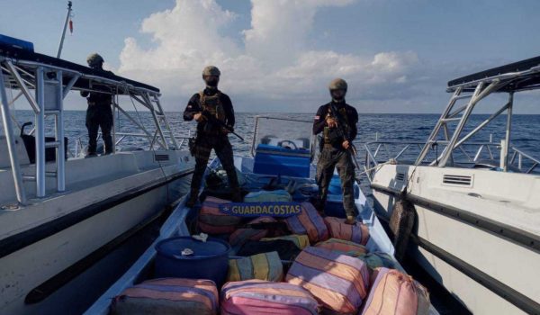 Guardacostas costarricenses capturan a nica, ticos y colombiano con más de mil kilos de droga