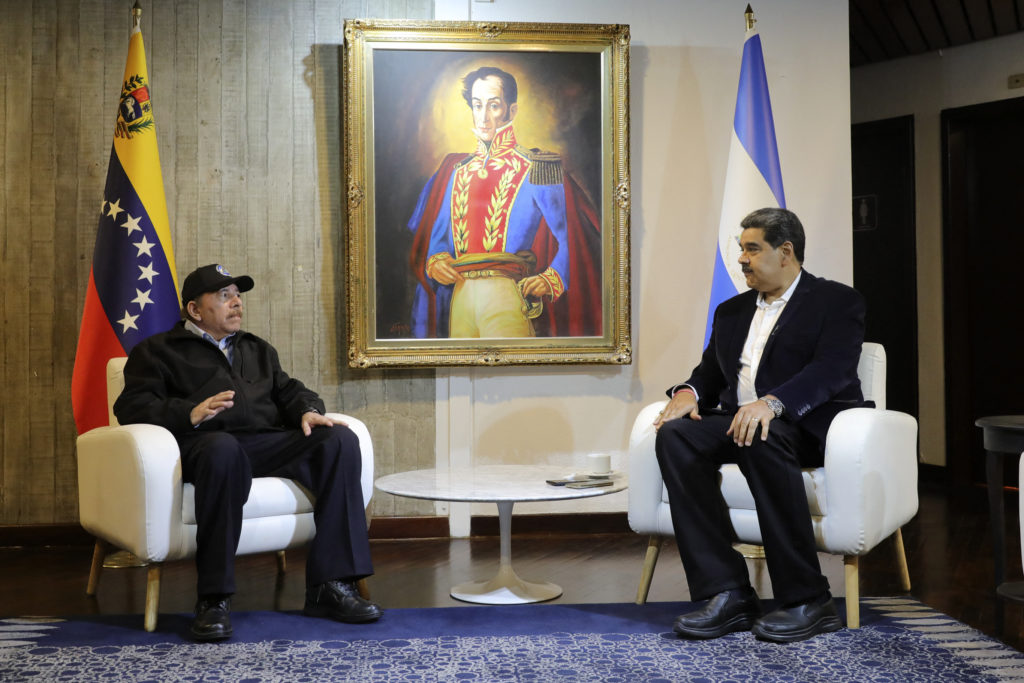 Daniel Ortega y Nicola Maduro, durante una reunión tras el acto conmemorativo por el décimo aniversario de la muerte del presidente venezolano Hugo Chávez