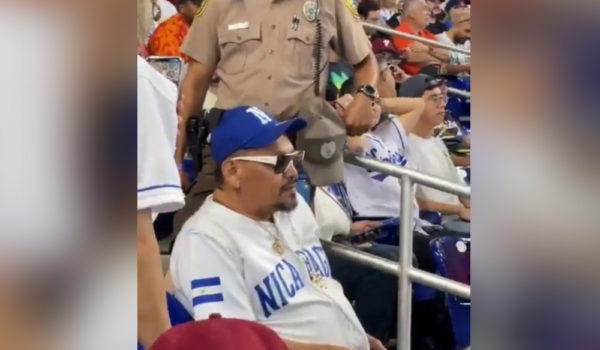 Nicaragüenses pedían a la policía sacar del estadio de los Marlins a Juan Caldera