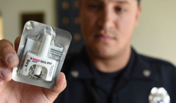 Getty Images Además de administrar Narcan, se debe llamar al 911.
