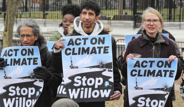 Getty Images Activistas protestan contra el Proyecto Willow y alertan contra el impacto climático.