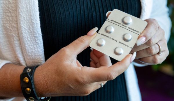 Getty Images La demanda asegura que las acusadas proporcionaron información sobre píldoras abortivas que se entregan por correo.