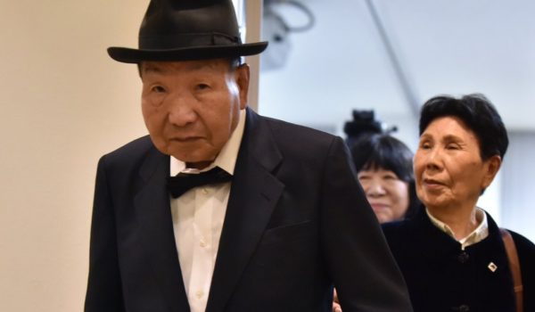 AFP Iwao Hakamada, fotografiado con su hermana Hideko en 2019. Salió de la cárcel en 2014.