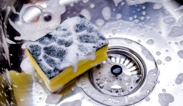 Getty Images La esponja de la cocina es uno de los elementos con más gérmenes.