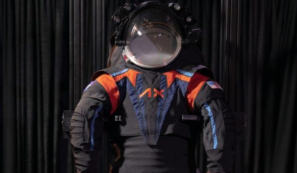 Axiom Space El traje prototipo Axiom fue revelado el miércoles. Se espera que el modelo definitivo sea blanco.