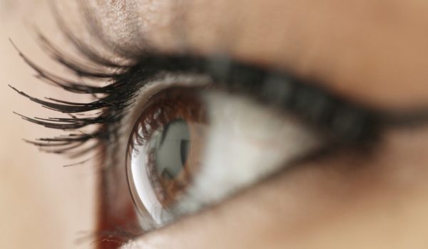 Getty Images Uno de los síntomas del síndrome de Sjögren es la sequedad de ojos, piel y boca.