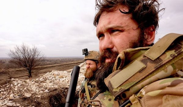 Darren Conway / BBC Holm con su camarada, el soldado Dwarf.