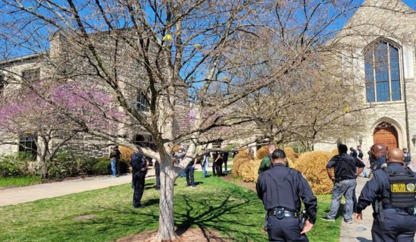 @MNPDNashville Agentes de policía fuera de la escuela en la que ocurrió el tiroteo.