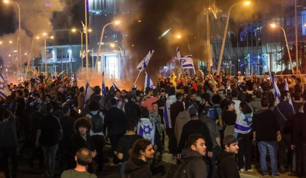 Reuters Cientos de miles de israelíes han protestado contra la reforma judicial en los últimos meses.